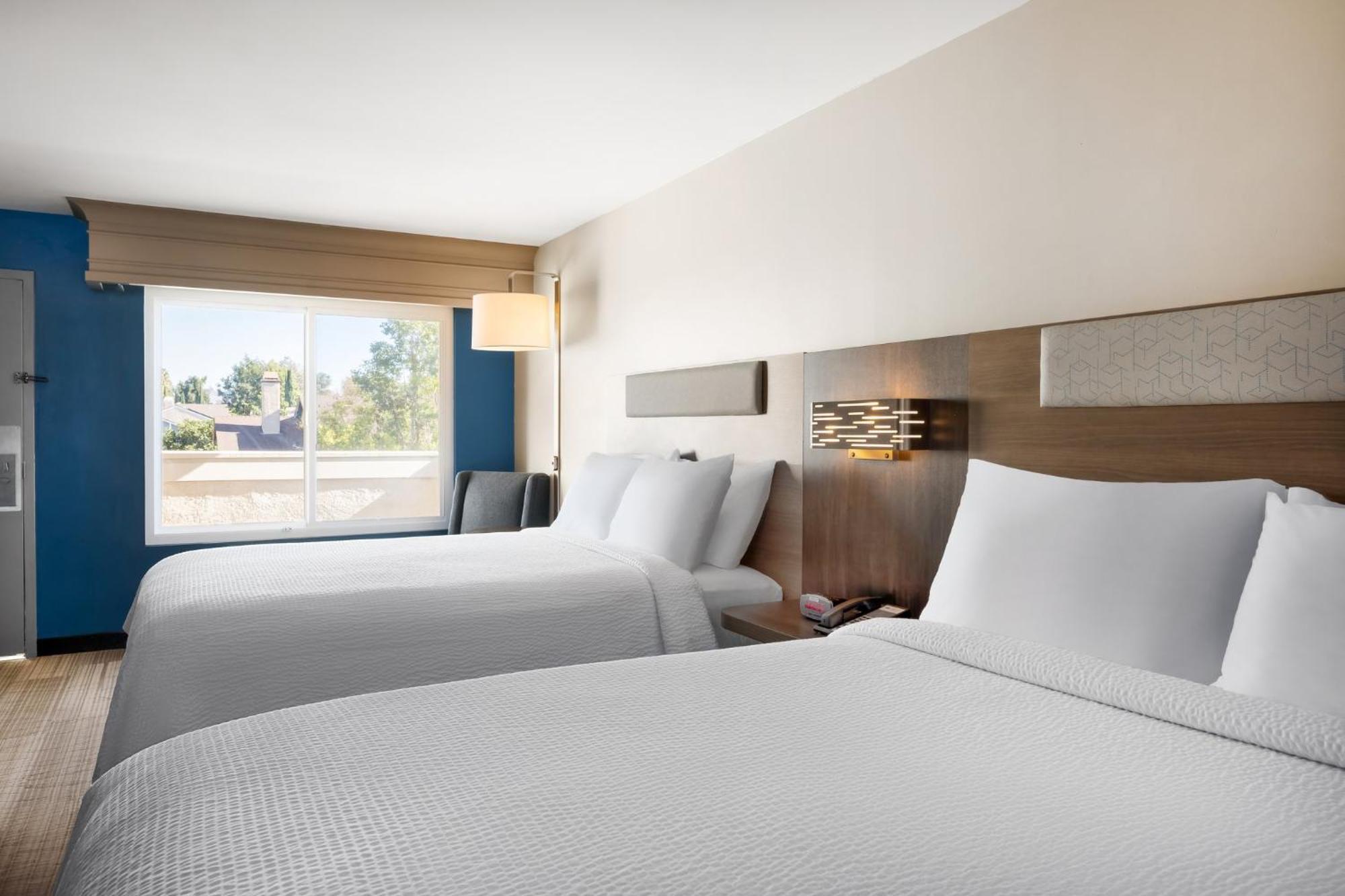 Holiday Inn Express Simi Valley By Ihg Dış mekan fotoğraf